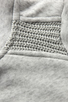 Světle šedá mikina s ozdobným pletením