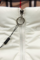 Bílá přechodná bunda s károvaným lemem