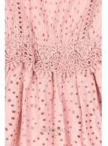 Růžové šaty s perforovanými výšivkami