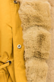 Mustard-béžová parka s kožešinovým lemem