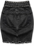Černá jeans sukně se stříbrnými nýty